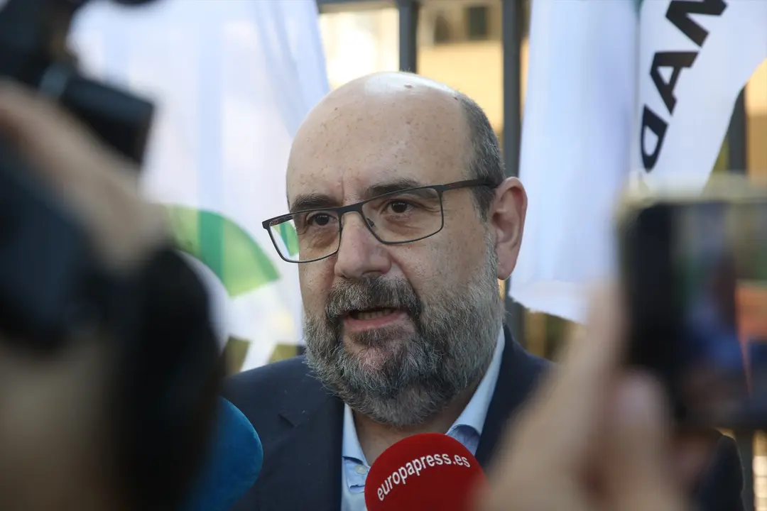 El presidente de CSIF, Miguel Borra, atiende a los medios de comunicaci&oacute;n. EP / Ricardo Rubio