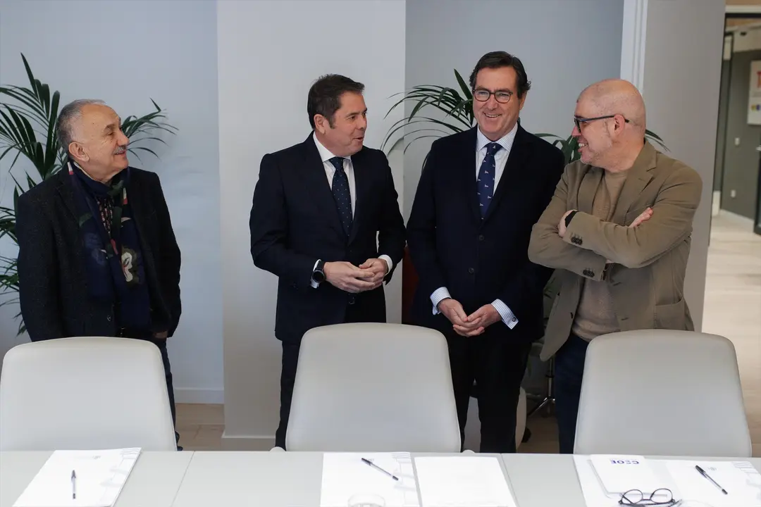 (I-D) El secretario general de UGT, Pepe &Aacute;lvarez; el presidente de CEPYME, Gerardo Cuerva, Gerardo Cuerva; el presidente de la CEOE, Antonio Garamendi; y el secretario general de CCOO, Unai Sordo. EP / Alejandro Mart&iacute;nez