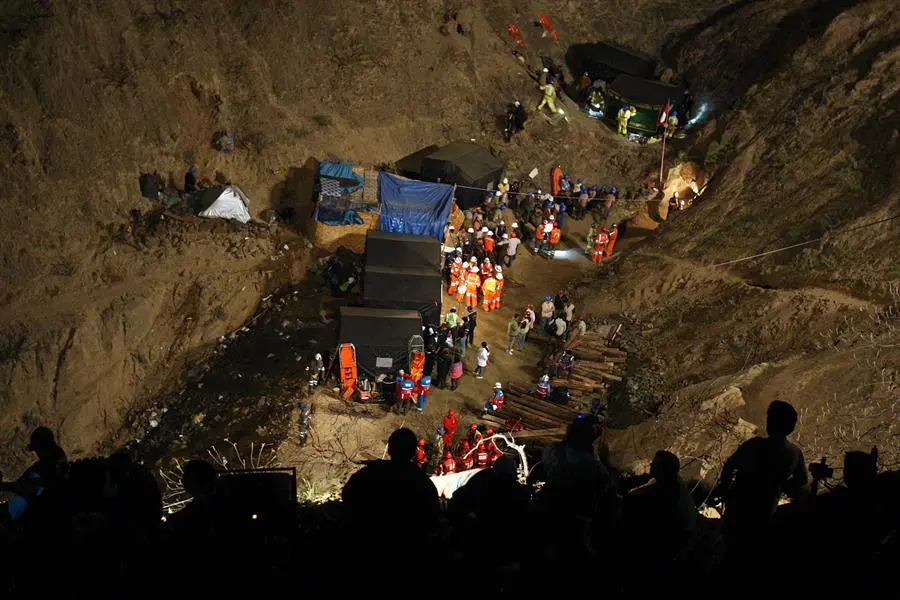 Una toma general de los trabajos de rescate de varios mineros atrapados en una mina en Ica (Per&uacute;). EFE / Paul Vallejos