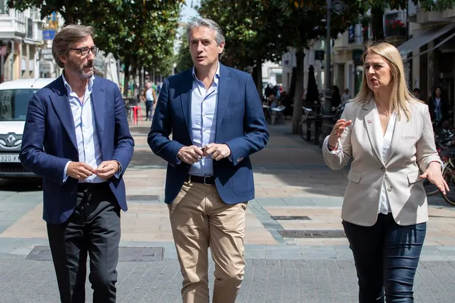 El coordinador del programa electoral del Partido Popular, I&ntilde;igo de la Serna (c), acompa&ntilde;a a los candidatos a diputado general de &Aacute;lava, I&ntilde;aki Oyarz&aacute;bal (i), y a alcaldesa de Vitoria, Ainhoa Domaica (d). EFE / David Aguilar