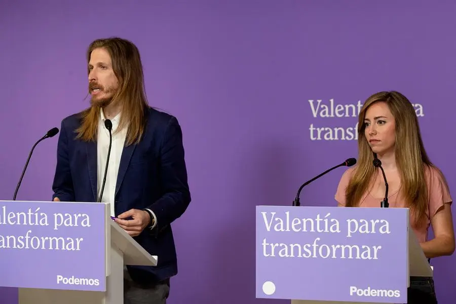 El coportavoz de Podemos Pablo Fern&aacute;ndez y la secretaria de acci&oacute;n institucional del partido, Mar&iacute;a Teresa P&eacute;rez, en rueda de prensa. EFE / J.P. Gandul