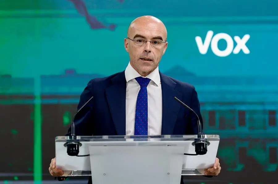El portavoz de Vox, Jorge Buxad&eacute; durante una rueda de prensa celebrada este lunes en la sede del partido en Madrid. EFE / Rodrigo Jim&eacute;nez