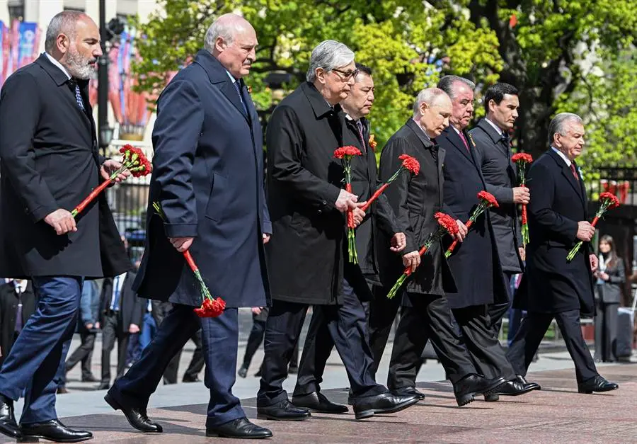 Nikol Pashinyan, Alexander Lukashenko, Kassym-Jomart Tokayev, Sadyr Japarov, Vladimir Putin, Emomali Rahmon, Serdar Berdimuhamedov y Shavkat Mirziyoyev durante la celebraci&oacute;n del D&iacute;a de la Victoria en Mosc&uacute;. EFE / ALEXEY MAISHEV