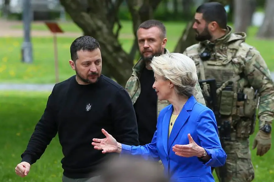 El presidente de Ucrania, Volod&iacute;mir Zelenski junto a la presidenta de la Comisi&oacute;n Europea, Ursula Von der Leyen. EFE / STEPAN FRANKO