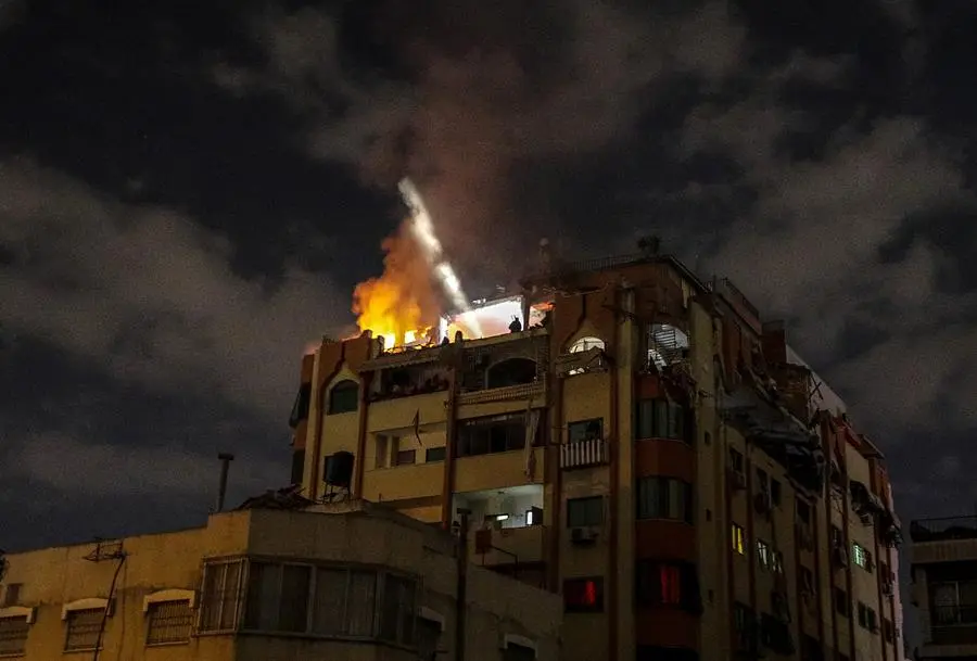 El humo se eleva desde la casa del l&iacute;der de la Yihad Isl&aacute;mica, Jalil Bahitini, tras los ataques a&eacute;reos israel&iacute;es en Gaza. EFE / MOHAMMED SABER
