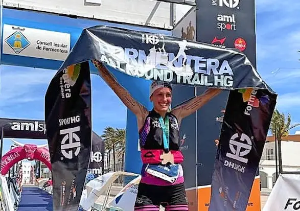 Azara Garc&iacute;a de los Salmones al llegar a la meta. / Radio Buelna