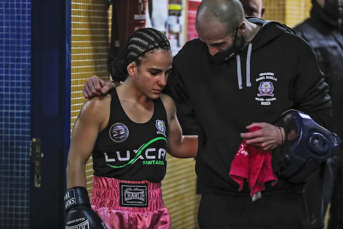 Mariluz Peral, tras un combate junto a su entrenador. / AC