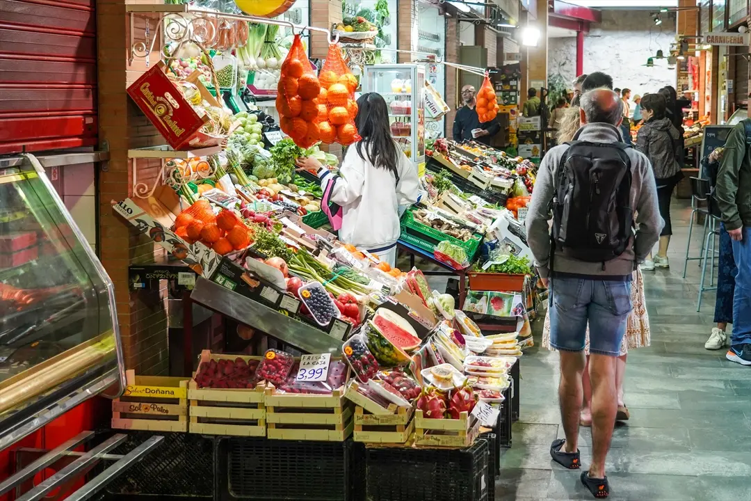 Un grupo de personas en un mercado de abastos. EP / Eduardo Briones