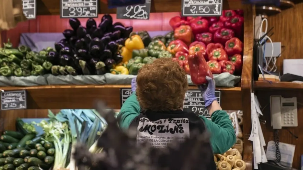 Una mujer trabajando en una fruter&iacute;a. EP