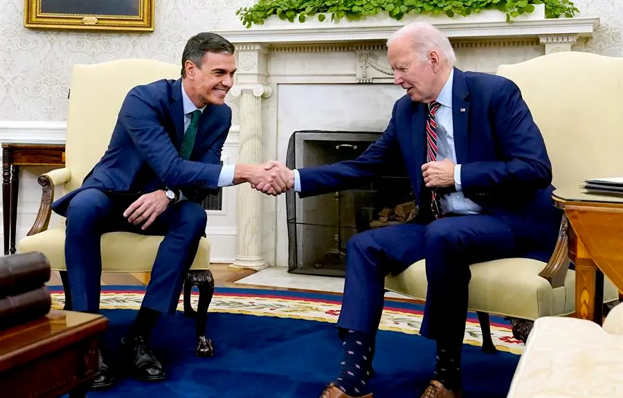 El presidente de Estados Unidos, Joe Biden (d), estrecha la mano del presidente del Gobierno de Espa&ntilde;a, Pedro S&aacute;nchez, en el Despacho Oval de la Casa Blanca, en Washington (EE.UU.). EFE / Chris Kleponis