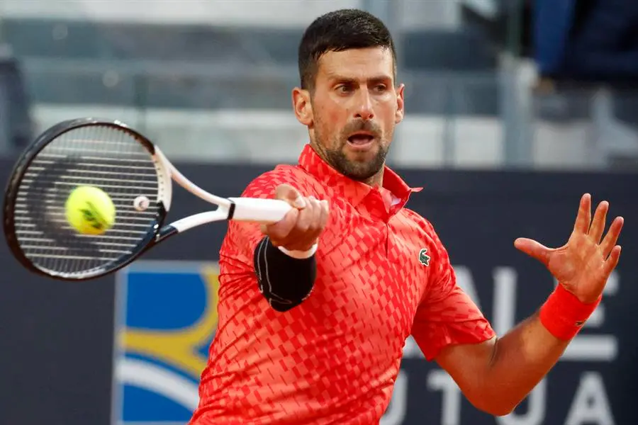 Novak Djokovic de Serbia en acci&oacute;n contra Tomas Martin Etcheverry de Argentina durante su partido de segunda ronda individual masculino en el torneo de tenis Abierto de Italia en Roma. EFE/EPA/FABIO FRUSTACI