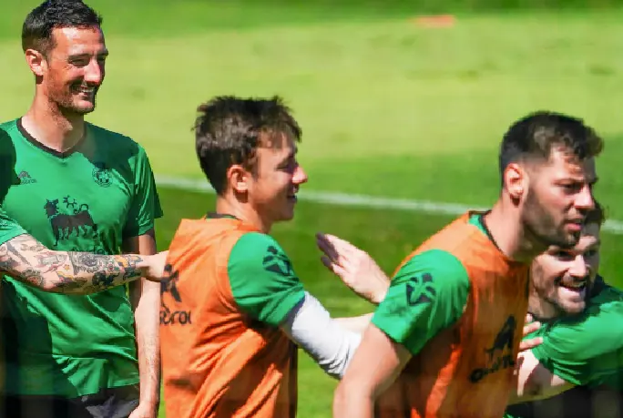 El equipo verdiblanco durante unos entrenamientos en La Albericia. / A.E.E.