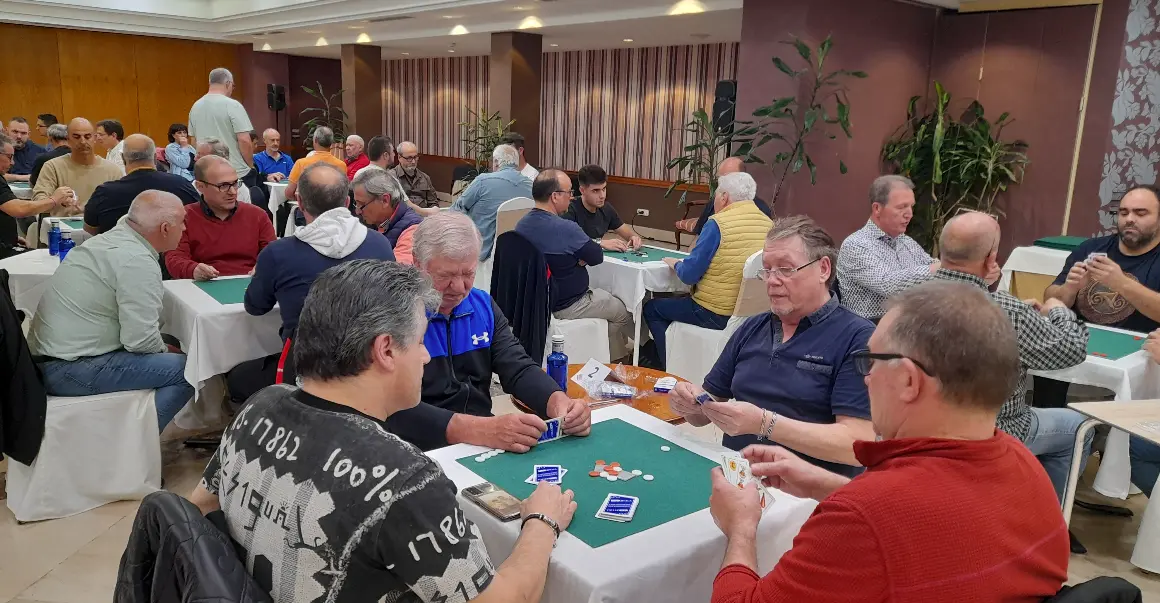 Los jugadores participando en el Campeonato de Mus en el Hotel Hoyuela.
