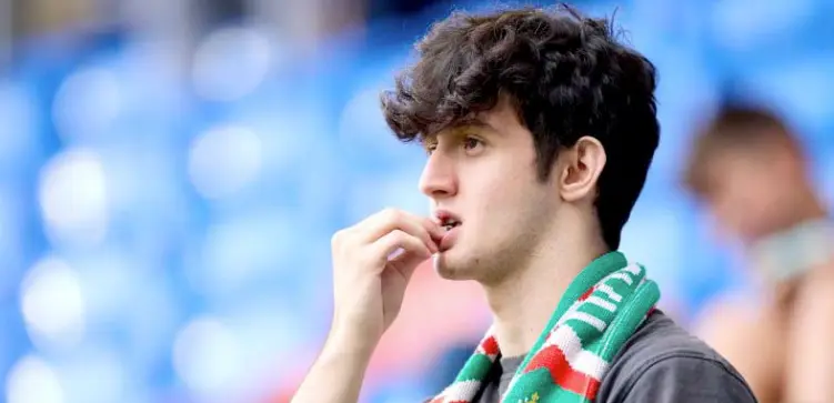 Un aficionado del Racing comiendo pipas durante el partido de ida entre el Eibar y el Racing de Santaner. / A.E.E.