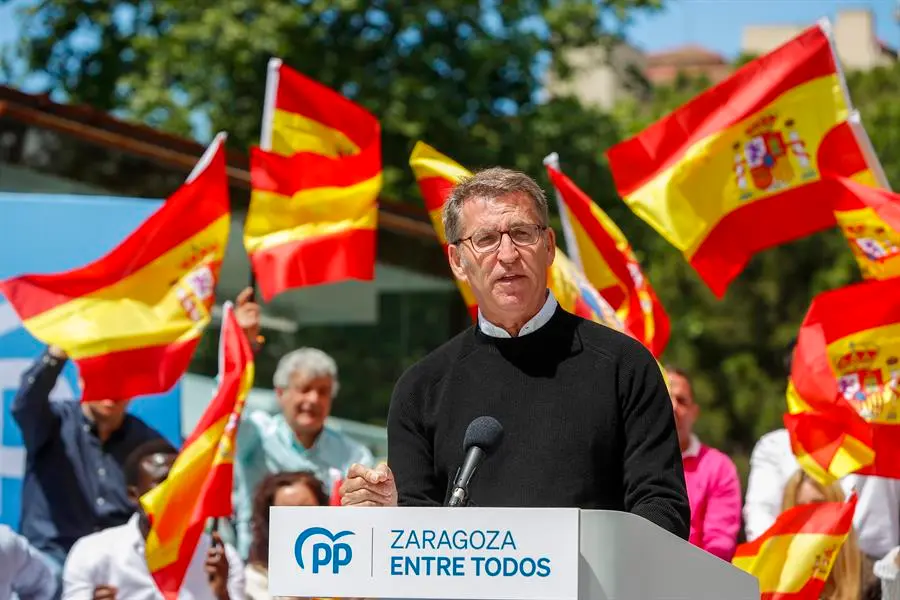 El l&iacute;der del PP, Alberto N&uacute;&ntilde;ez Feij&oacute;o (c), respalda a los candidatos de su partido a las elecciones auton&oacute;micas y locales del 28 M durante un m&iacute;tin en Zaragoza este domingo. EFE / Javier Cebollada
