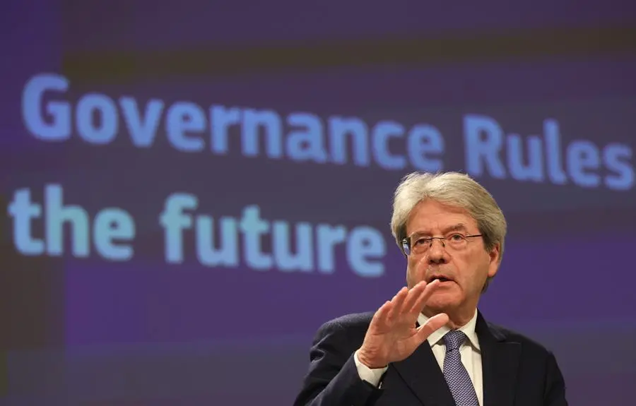 El comisario europeo de Econom&iacute;a, Paolo Gentiloni, atiende a la prensa en Bruselas (B&eacute;lgica). EFE / OLIVIER HOSLET