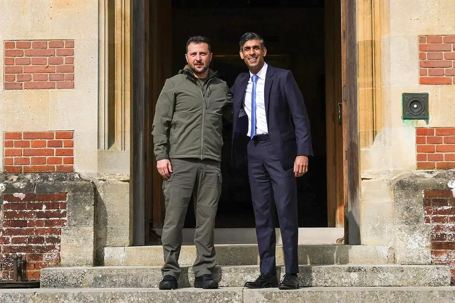 El primer ministro brit&aacute;nico, Rishi Sunak, da la bienvenida al presidente de Ucrania, Volod&iacute;mir Zelenski, en la residencia campestre de Chequers. EFE / SIMON DAWSON