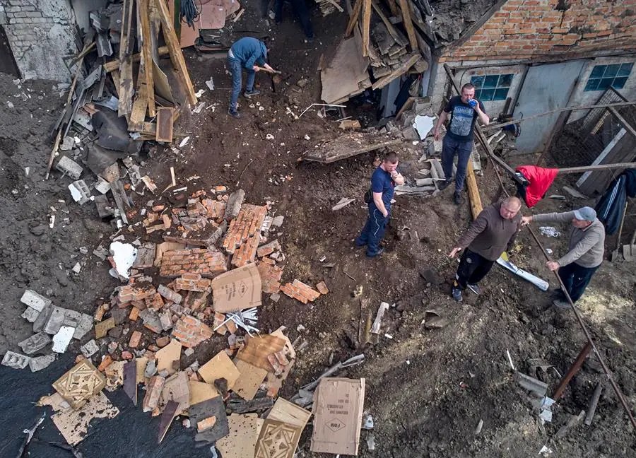 Da&ntilde;os de un ataque en la zona de Kharkiv. EFE / SERGEY KOZLOV