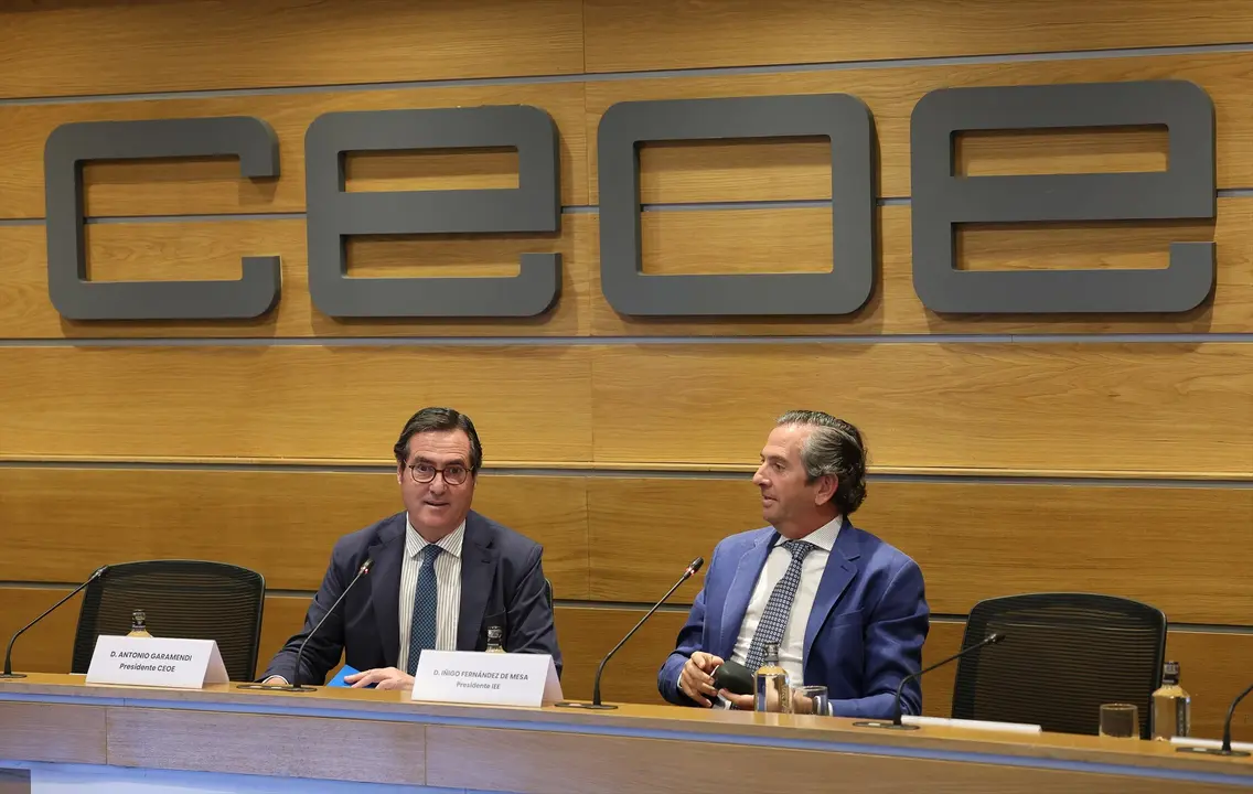 El presidente de CEOE, Antonio Garamendi (i), y el presidente del Instituto de Estudios Econ&oacute;micos (IEE), &Iacute;&ntilde;igo Fern&aacute;ndez de Mesa (d), durante la presentaci&oacute;n del Informe de Opini&oacute;n del IEE. EP / Marta Fern&aacute;ndez