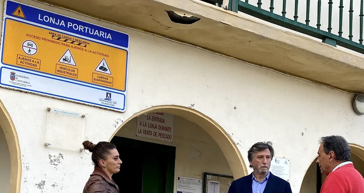 El candidato al Parlamento por Vox, Crist&oacute;bal Palacio, en la Lonja de Pescado de Comillas.
