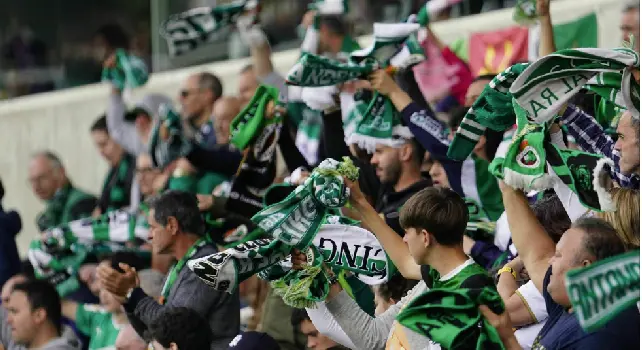 Aficionados racinguistas durante el &uacute;ltimo partido del equipo contra el Eibar en El Sardinero. / RRC