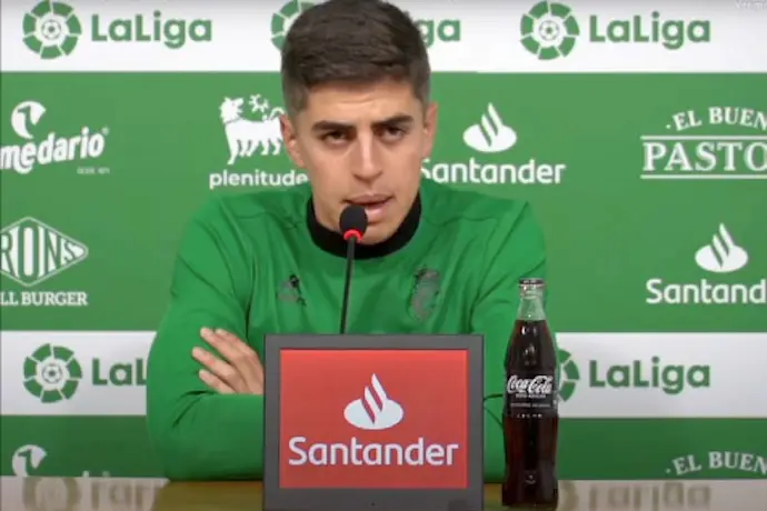 &Iacute;&ntilde;igo Sainz-Maza durante la rueda de prensa de ayer: &laquo;El pitido final fue muy emocionante, tuve una sensaci&oacute;n de descanso y felicidad&raquo;. / RRc