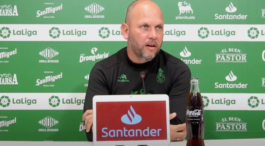 El entrenador del equipo verdiblanco, Jos&eacute; Alberto durante una rueda de prensa.