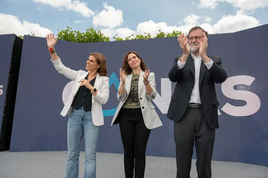 La presidenta de la Comunidad y candidata del PP a la reelecci&oacute;n, Isabel D&iacute;az Ayuso (c), el expresidente del Gobierno Mariano Rajoy, y la candidata popular a la Alcald&iacute;a de Alcal&aacute; de Henares Judith Piquet. EFE / Fernando Villar