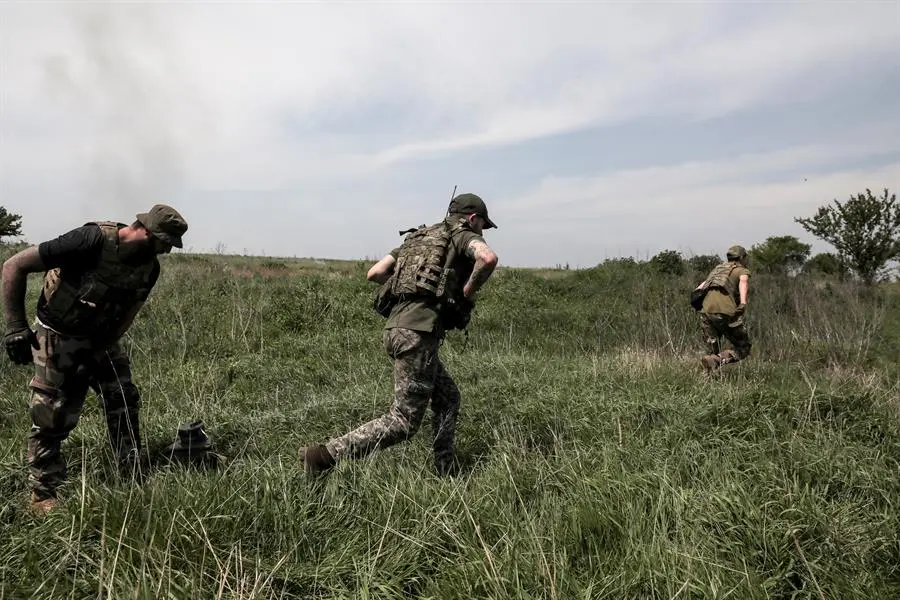 Militares ucranianos abandonan una posici&oacute;n cerca del frente de Bajmut. EFE / Oleg Petrasyuk