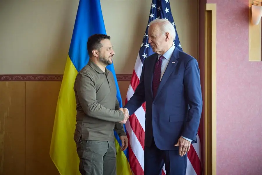 El presidente de Ucrania, Volod&iacute;mir Zelenski, y el presidente de los Estados Unidos, Joe Biden, se estrechan la mano durante una reuni&oacute;n, en Hiroshima, Jap&oacute;n. EFE