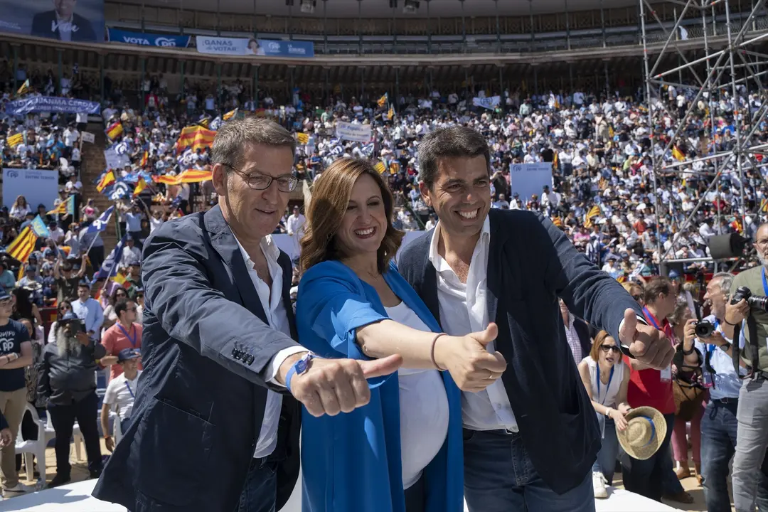(I-D) El presidente del Partido Popular, Alberto N&uacute;&ntilde;ez Feij&oacute;o; la candidata a la Alcald&iacute;a de Valencia, Maria Jos&eacute; Catal&aacute;; y el presidente del PP de la Comunitat Valenciana, Carlos Maz&oacute;n Guixot; durante un mitin en la Plaza de Toros de Valencia. EP / Jorge Gil