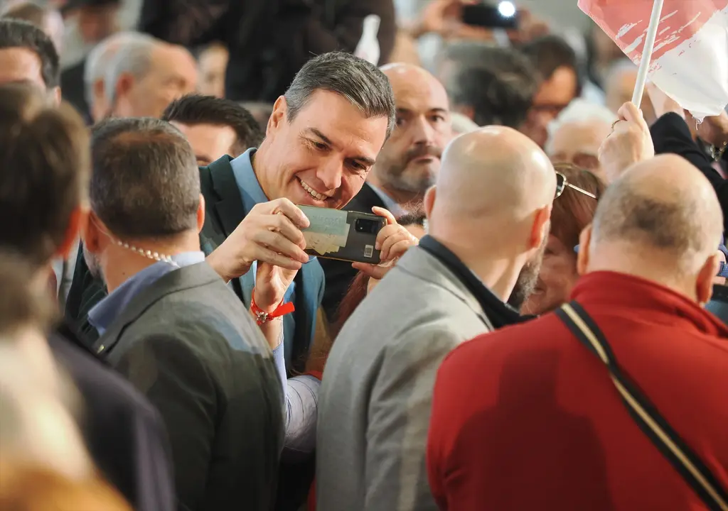 El secretario general del PSOE y presidente del Gobierno, Pedro S&aacute;nchez, se fotograf&iacute;a con simpatizantes socialistas durante un acto de campa&ntilde;a del PSOE. EP / Claudia Alba