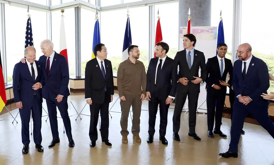 Los l&iacute;deres del G7 reunidos con el ucraniano Volod&iacute;mir Zelenski en Hiroshima. EFE / JAPAN POOL JAPAN OUT