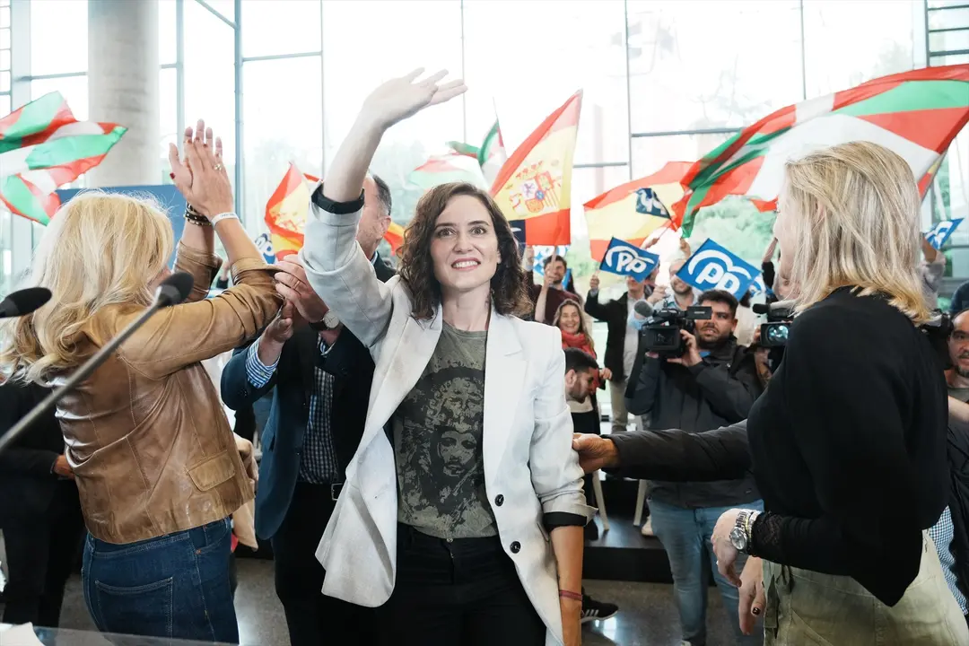 La presidenta de la Comunidad de Madrid y candidata del PP a la reelecci&oacute;n, Isabel D&iacute;az Ayuso (c), durante un acto de campa&ntilde;a del Partido Popular. EP / H. Bilbao