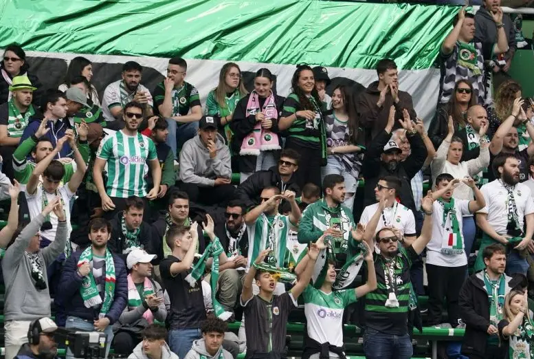 La afici&oacute;n del Racing durante el &uacute;ltimo partido en casa. / LL