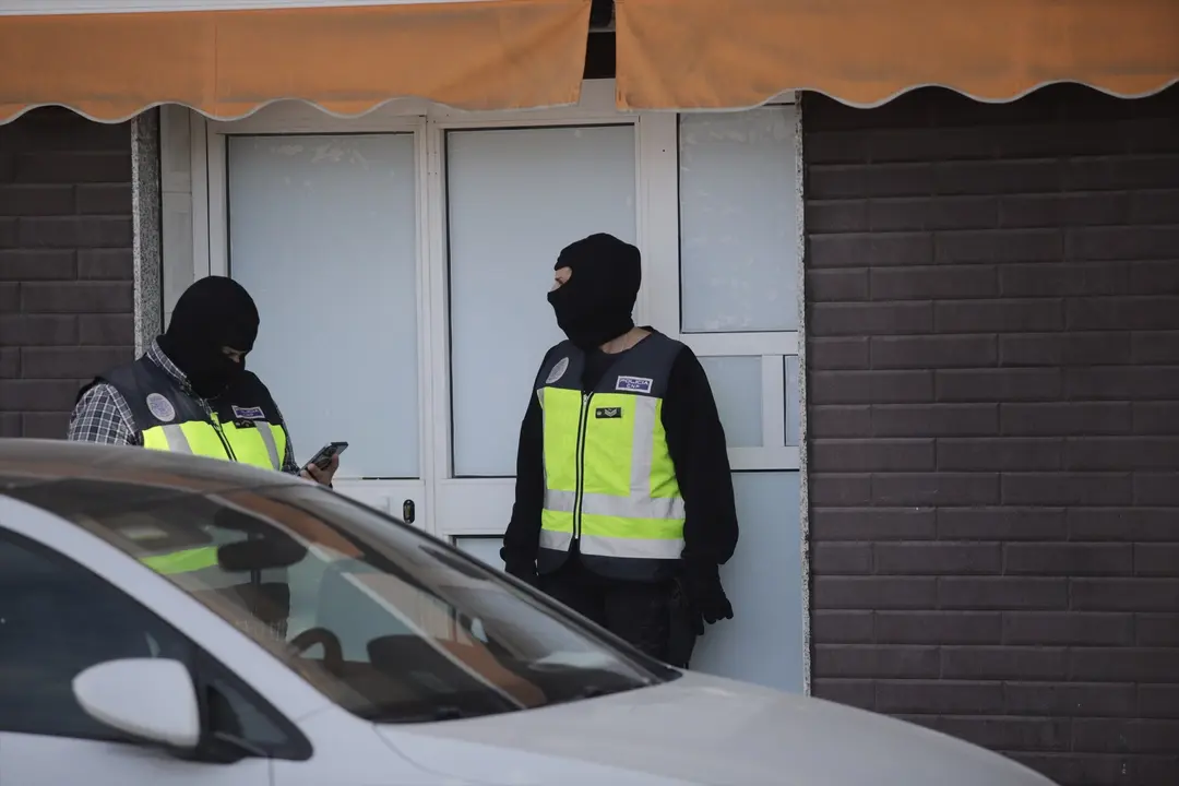 Dos agentes de la Polic&iacute;a Nacional en la puerta de un domicilio en Melillla. EP