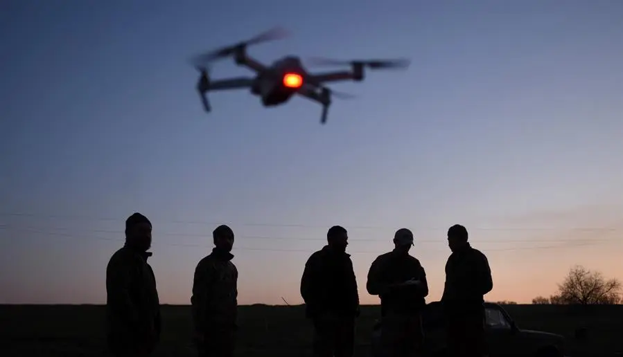 21/04/2019 12:00 (UTC)
Cr&eacute;dito:
EFE
Fuente:
EPA
Autor:
MARKIIAN LYSEIKO
Tem&aacute;tica:
Disturbios y conflictos &raquo; Guerra
Soldados ucranianos manejan un dron. EFE / Markiian Lyseiko
