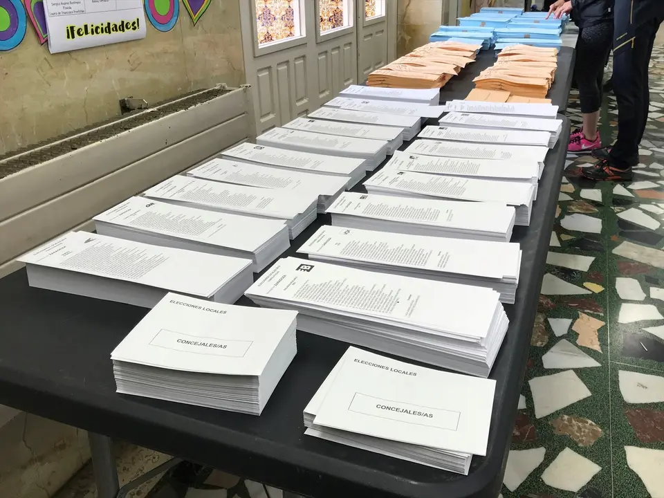 Mesa con papeletas en un colegio electoral. EP / Archivo