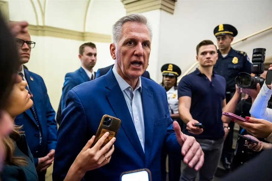 El l&iacute;der de la mayor&iacute;a republicana de la C&aacute;mara de Representantes de Estados Unidos, Kevin McCarthy (c). EFE / Jim Lo Scalzo