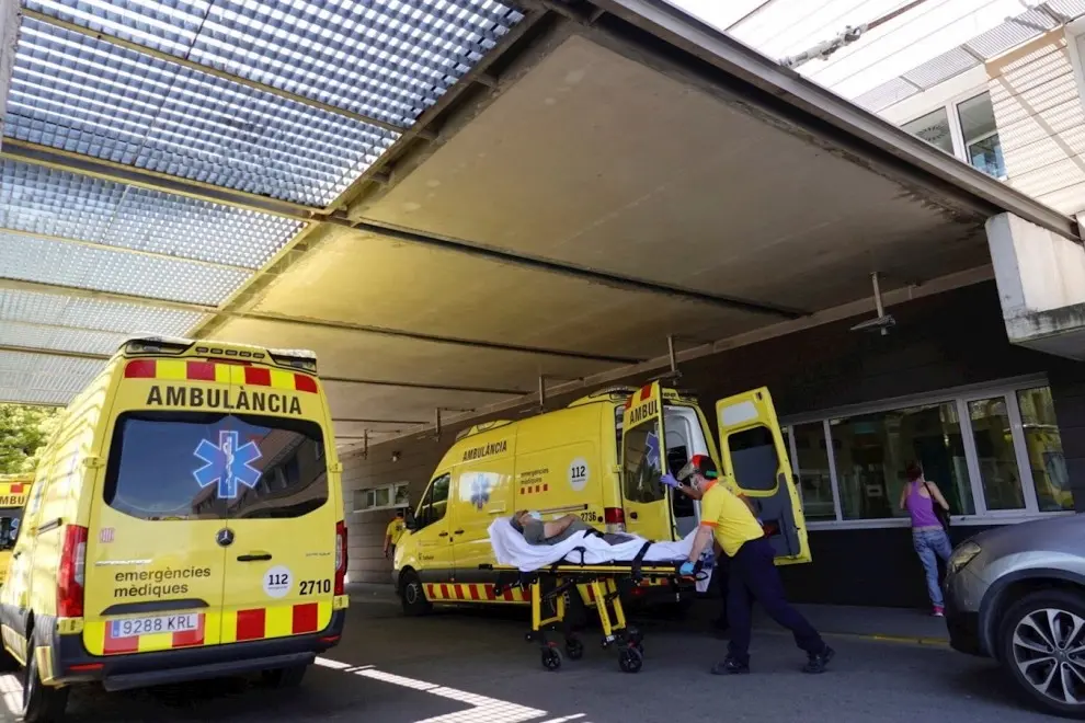 Llegada de un enfermo en ambulancia al hospital Arnau de Vilanova, este martes en Lleida. | EFE