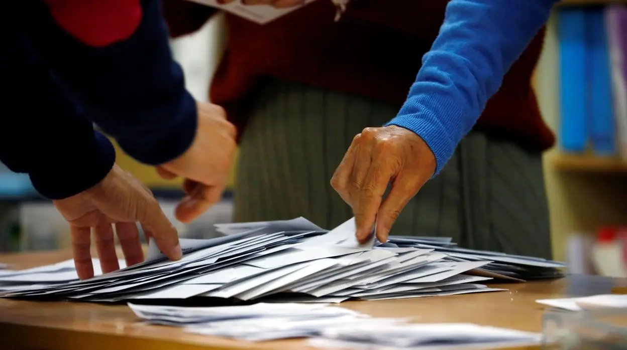 Identificada una mujer con 102 sobres con votos del PSOE junto a un colegio electoral de Dos Hermanas.