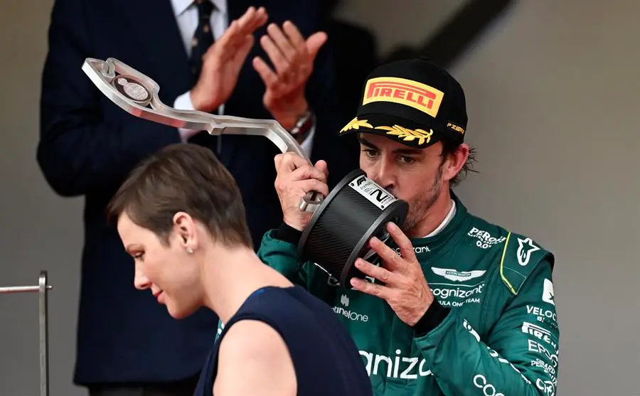 Fernando Alonso junto a la Princesa Charlene of Monaco (I). EFE/EPA/CHRISTIAN BRUNA