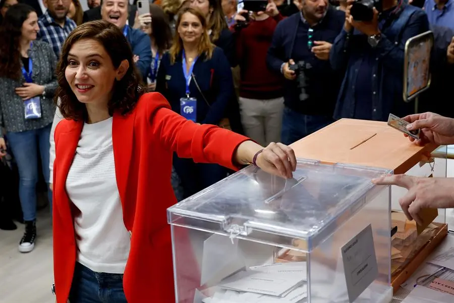 La presidenta de la Comunidad de Madrid y candidata del PP a la reelecci&oacute;n, Isabel D&iacute;az Ayuso ejerce su derecho al voto en el colegio electoral de Inmaculada Marillac en Madrid este domingo durante las elecciones municipales y auton&oacute;micas. EFE/Chema Moya