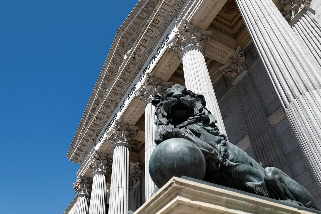 Uno de los emblem&aacute;ticos leones que se encuentran delante de la fachada del Congreso de los Diputados en la Plaza de las Cortes de Madrid. EP / &Oacute;scar J. Barroso