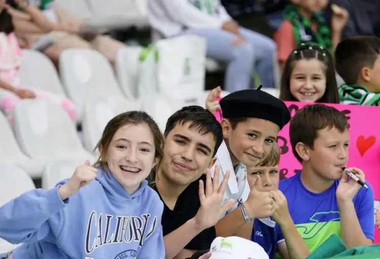 Los j&oacute;venes con su alegr&iacute;a disfrutaron de una tarde de f&uacute;tbol. / alerta