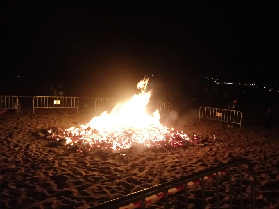 Una hoguera en la playa en la noche de San Juan. / A.E.