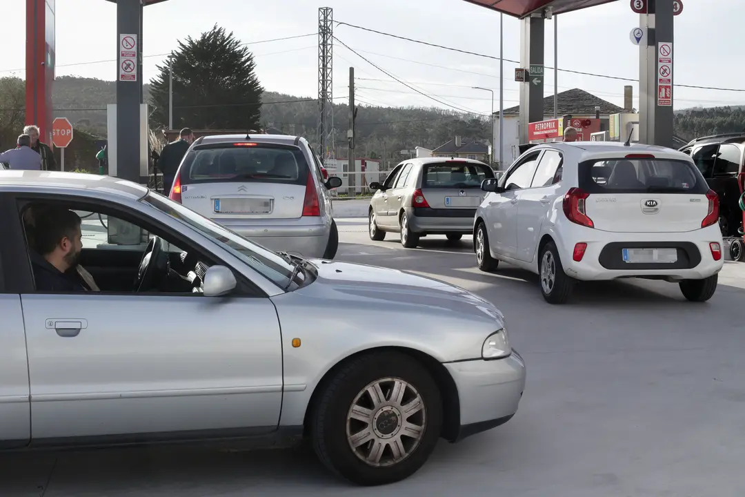 Colas de coches en una gasolinera. EP / Carlos Castro