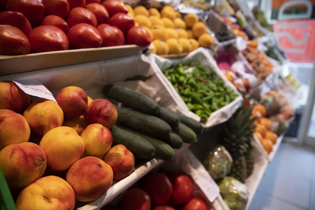 Detalle de un puesto de frutas y verduras de un mercado de abastos. EP / Mar&iacute;a Jos&eacute; L&oacute;pez