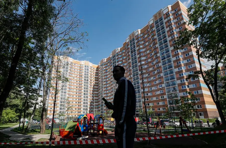 Un edificio da&ntilde;ado por un ataque con drones en Mosc&uacute;, este martes. EFE / YURI KOCHETKOV
