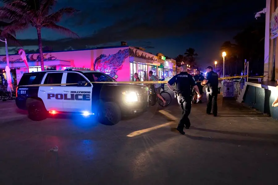 Oficiales de Polic&iacute;a cierran el &aacute;rea donde ocurri&oacute; un tiroteo en una playa, en Hollywood, Florida (EE.UU.). EFE / Crist&oacute;bal Herrera-Ulashkevich